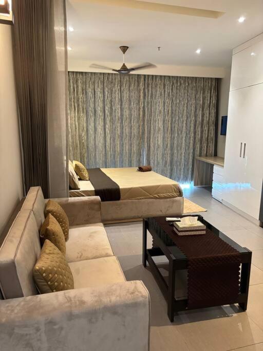 Countryside Luxury Suites - Supernova Noida Нью-Делі Екстер'єр фото