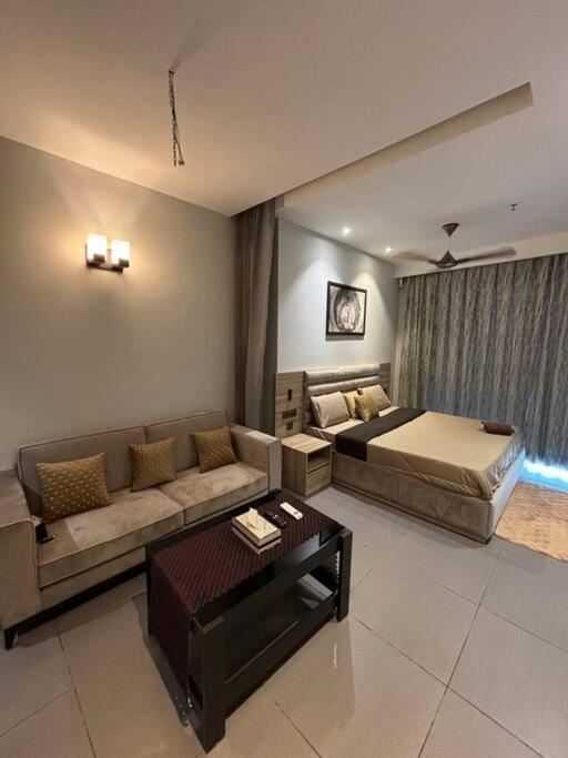 Countryside Luxury Suites - Supernova Noida Нью-Делі Екстер'єр фото