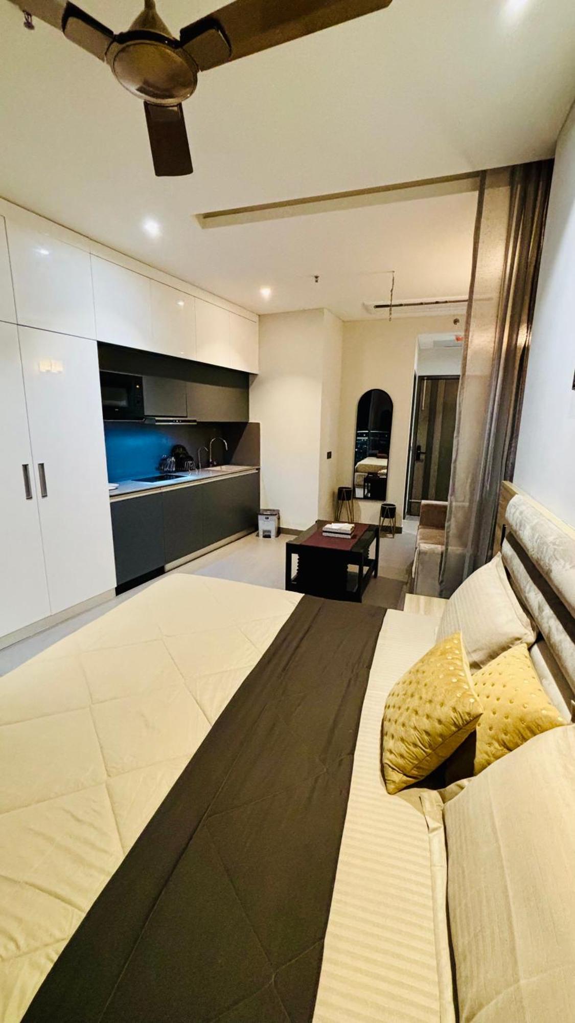 Countryside Luxury Suites - Supernova Noida Нью-Делі Екстер'єр фото